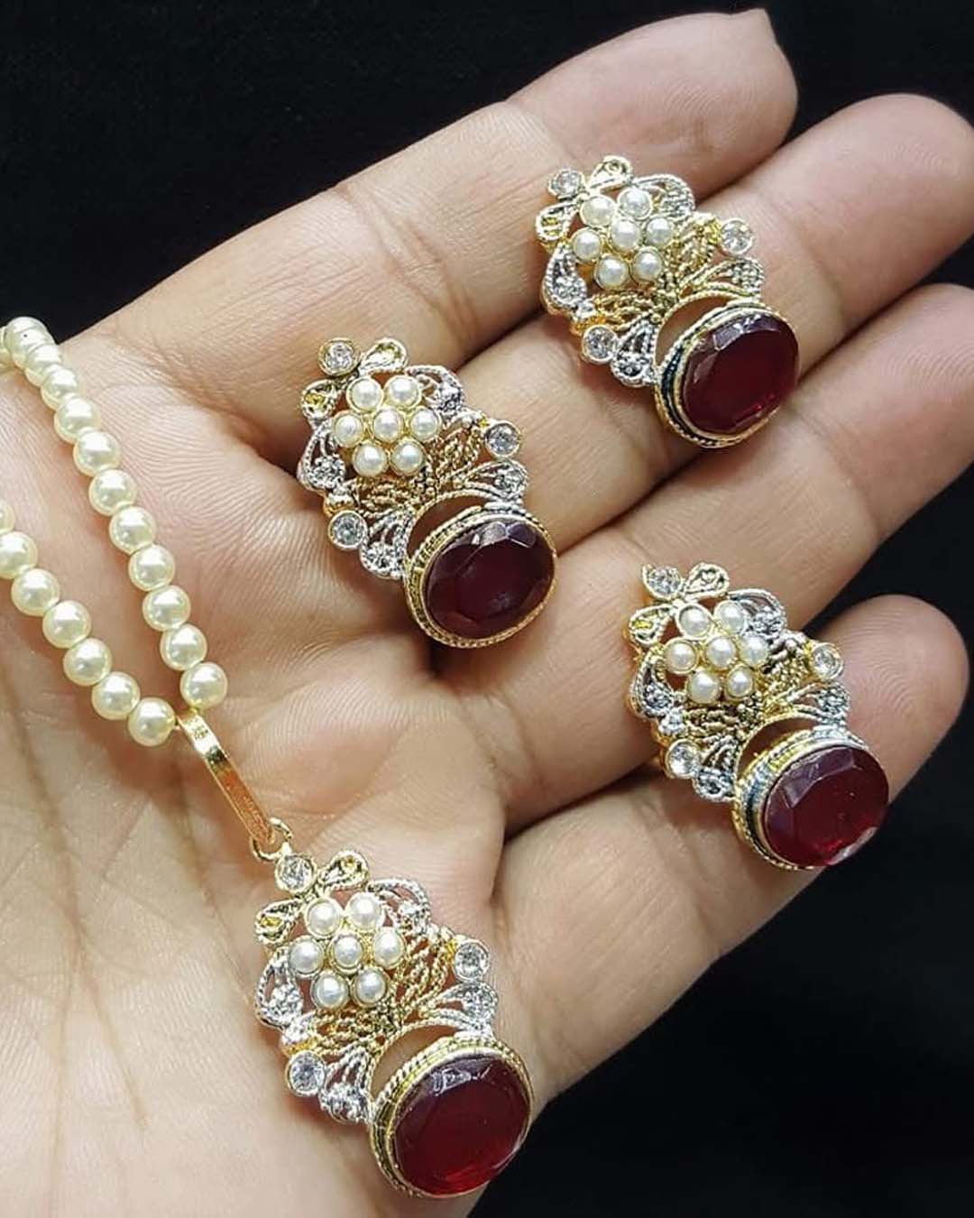 Open media 1 in modal