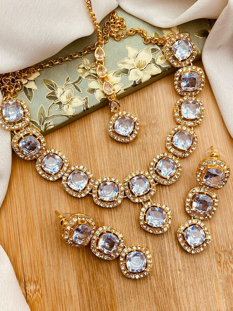 Samarqand Necklace set with Tika-2441-Golden Nayab Jewellery