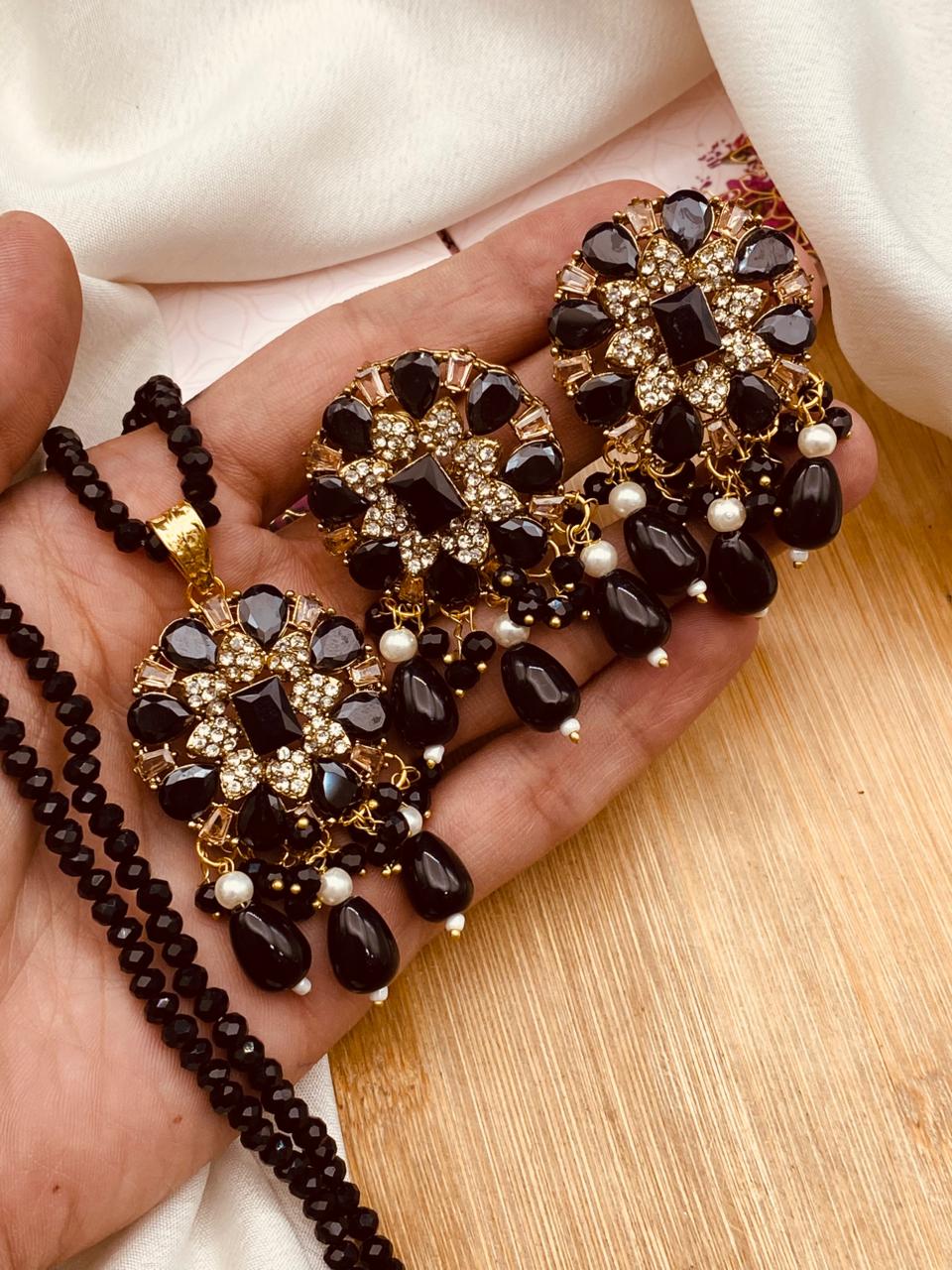 Noora Flower Locket set L-913-Golden