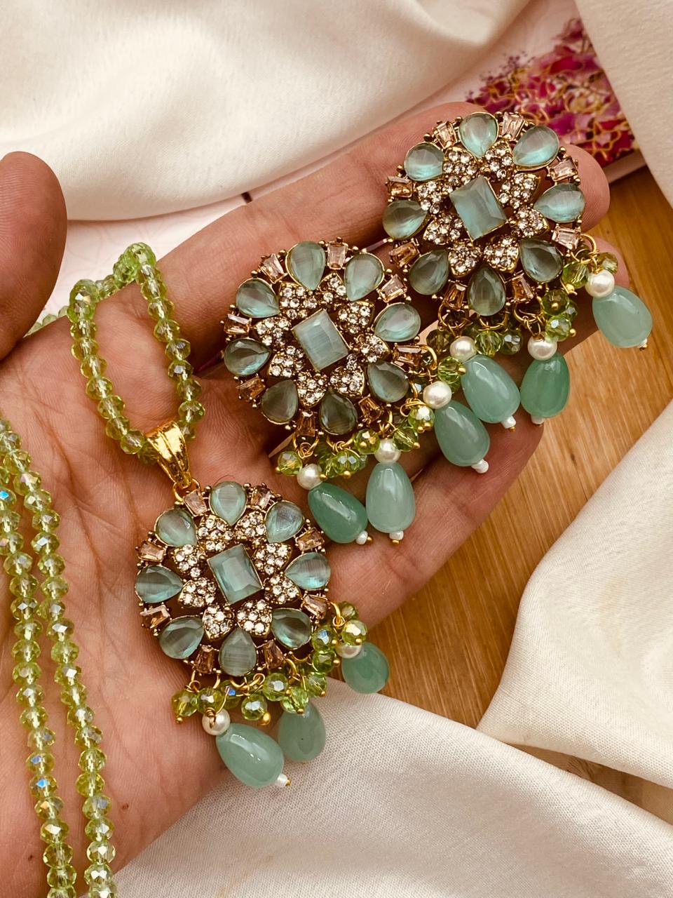 Noora Flower Locket set L-913-Golden